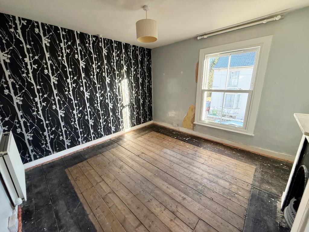 Lot: 67 - HOUSE IN NEED OF IMPROVEMENT - Bedroom one